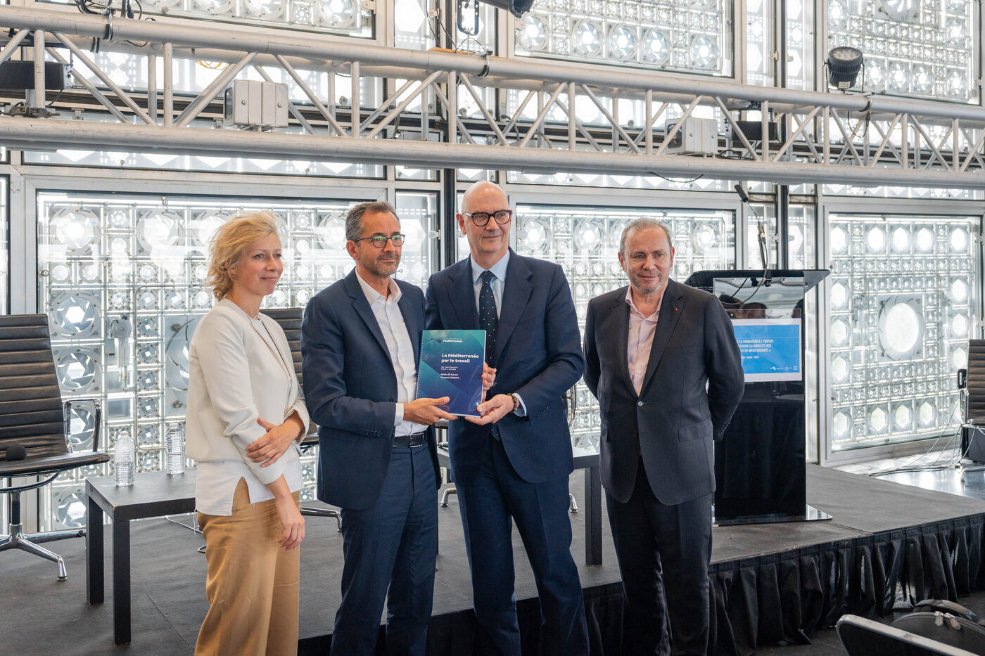 Remise du rapport 2026 « La Méditerranée par le travail » lors de la session de clôture du séminaire, à l'Institut du monde arabe.